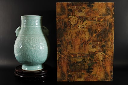 Chinese fine celadon vase with box