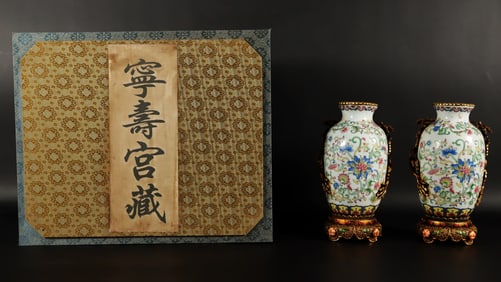 2 Chinese gilted vase