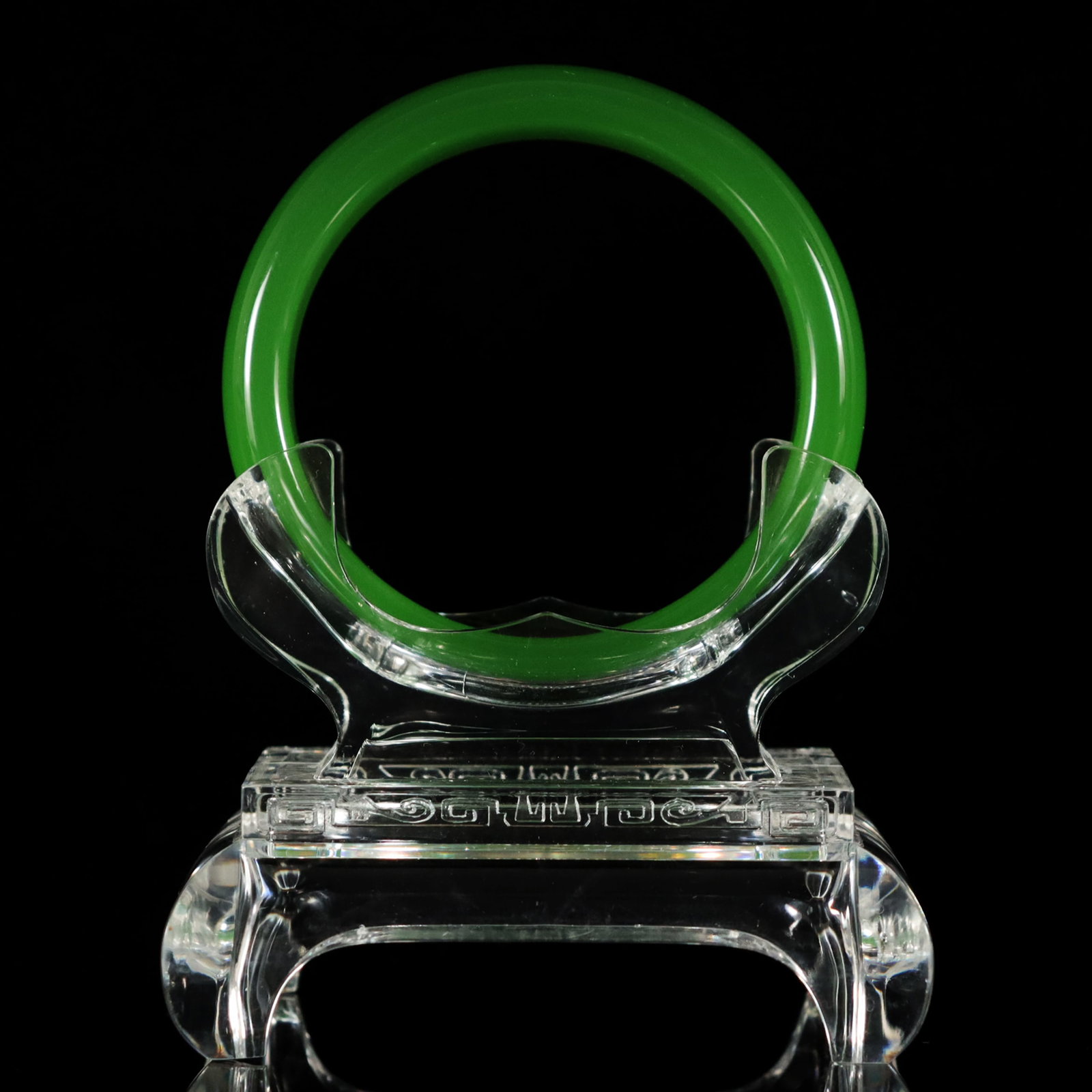 Chinese apple green bangle: Chinese fine apple green bangle.