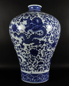 Chinese fine b/w dragon vase