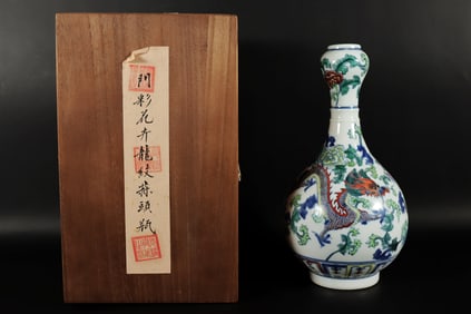 Chinese fine dragon vase with box