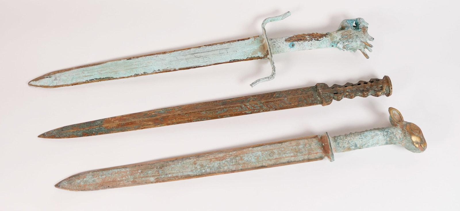 Lots Chinese bronze swords: Lots Chinese bronze swords. Longest L: 19.5" x W: 5.5."