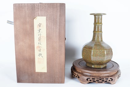 Chinese fine crackled vase with box