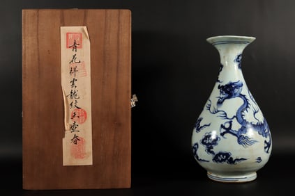 Chinese fine dragon vase with box