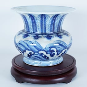 Chinese b/w fine pot