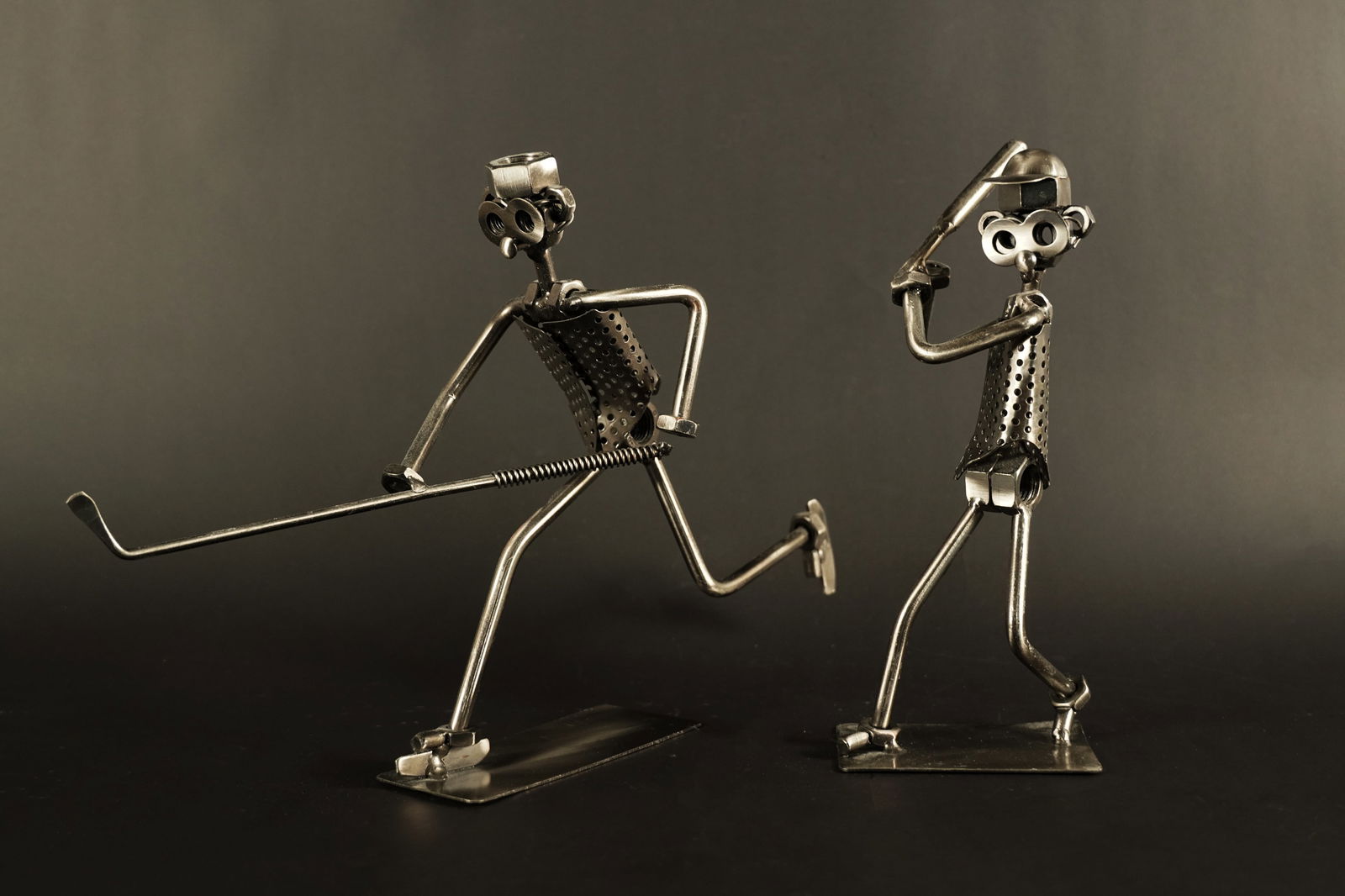 Lots modern figurines: Lots modern figurines. Largest H: 10" x W: 14."