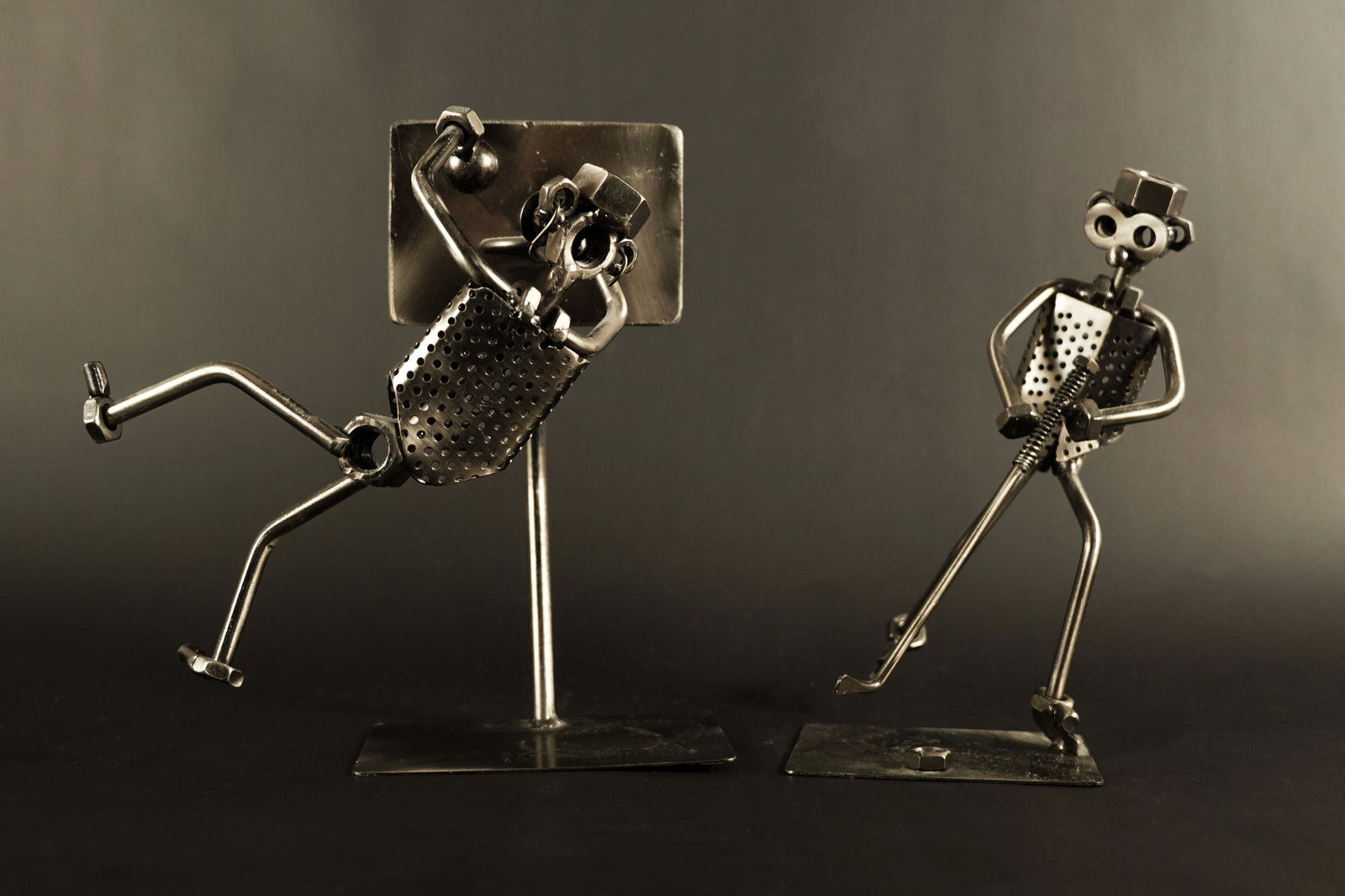 Lots modern figurines: Lots modern figurines. Largest H: 10" x W: 10."