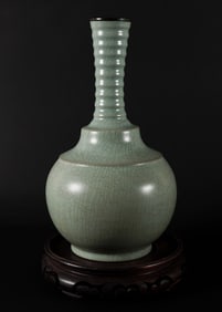 Chinese fine crackled vase