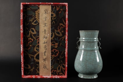 Chinese fine crackled vase with box