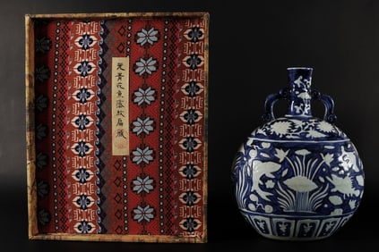 Chinese fine b/w handled vase