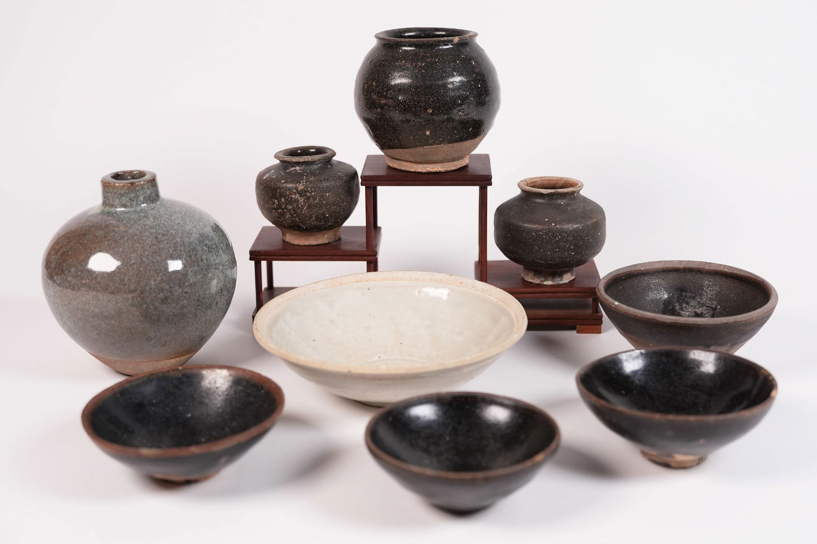 Lots Chinese antique items: Lots Chinese antique items, bowls, pot. Largest H: 5" x W: 4.5."