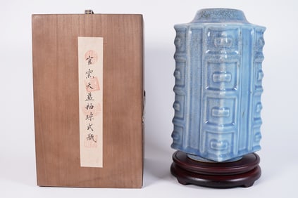 Chinese fine square vase with box