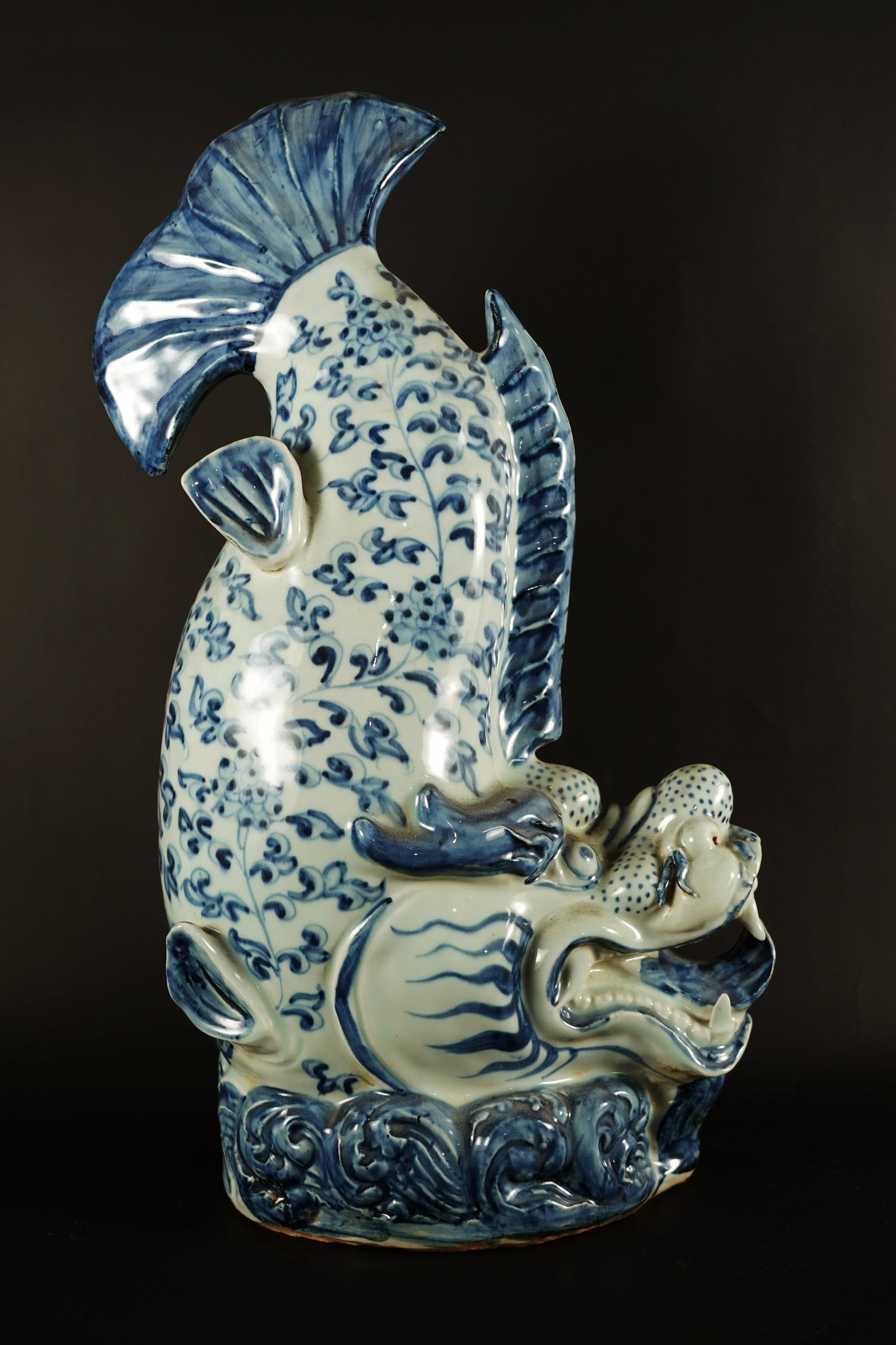Chinese b/w porcelain fish: Chinese fine blue and white porcelain fish. H: 19.5" x W: 12."