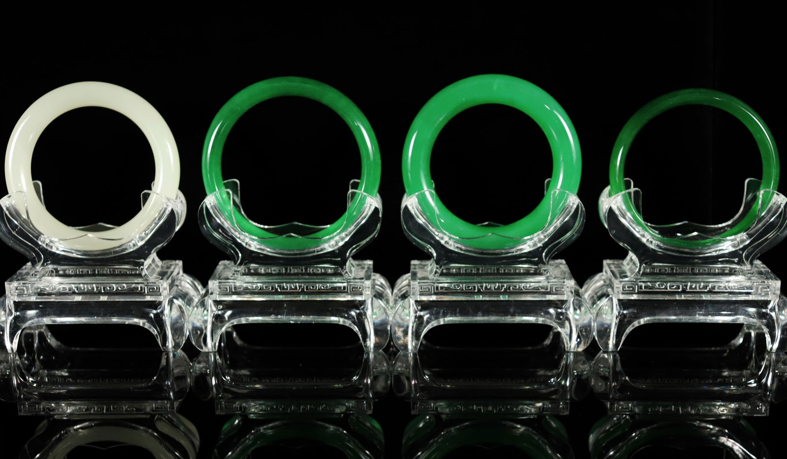 Lots Chinese fine bangles: Lots Chinese fine bangles.