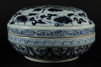 Chinese fine b/w lidded box