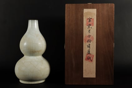 Chinese fine crackled vase with box