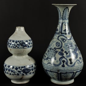 2 Chinese b/w vase