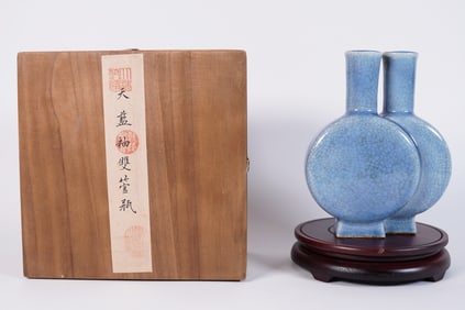 Chinese fine blue vase with box