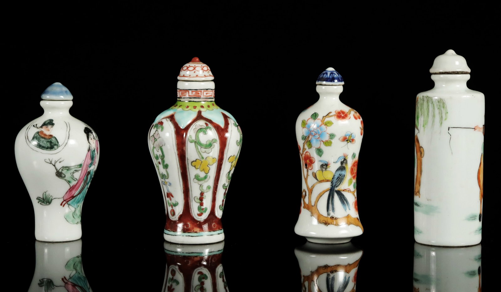 Lots Chinese snuff bottles: Lots Chinese snuff bottles.