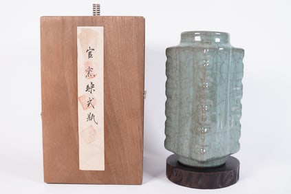 Chinese fine square vase with box