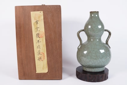 Chinese crackled vase with box