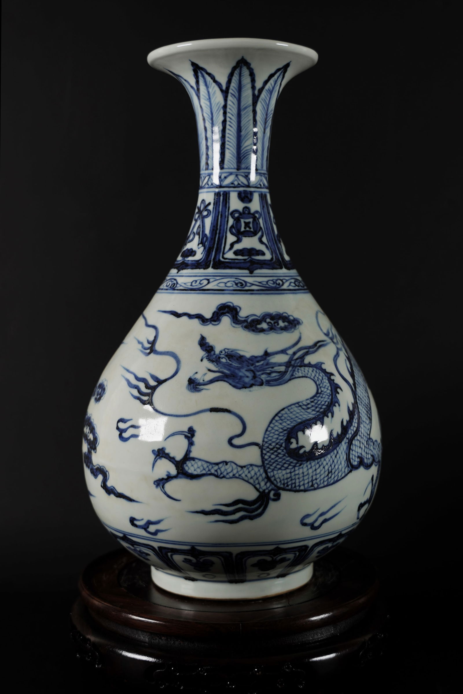 Chinese important b/w dragon vase (1 of 7)