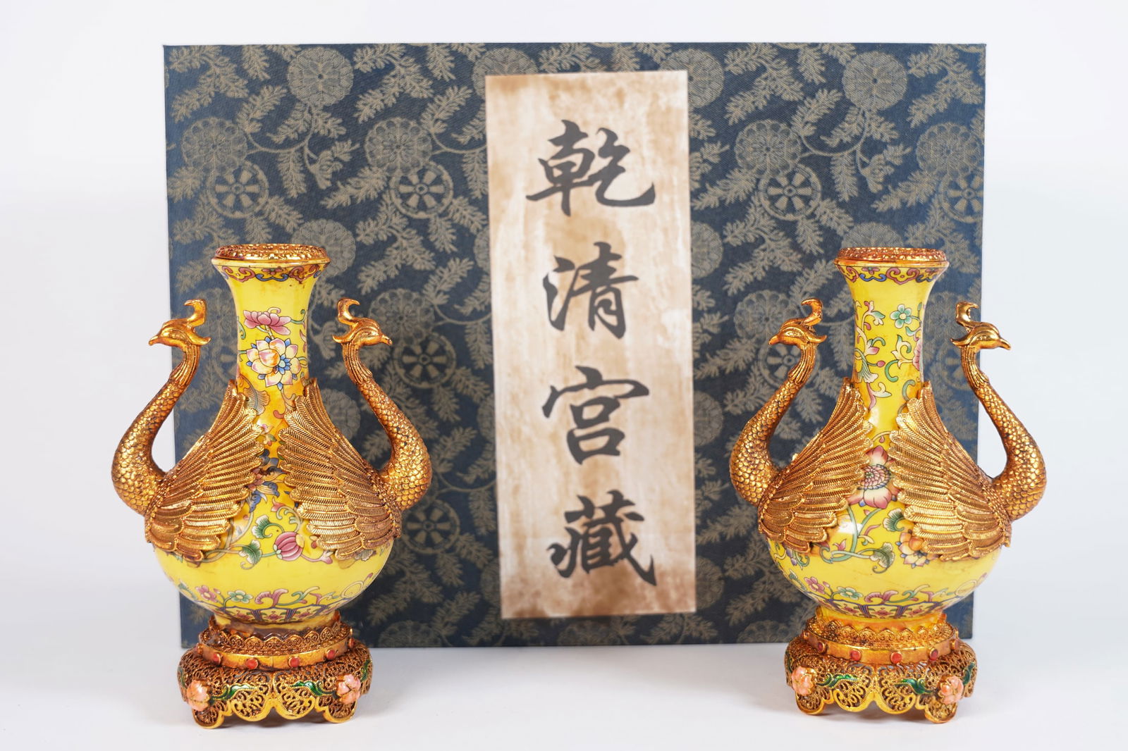 2 Chinese fine gilted vase (1 of 8)