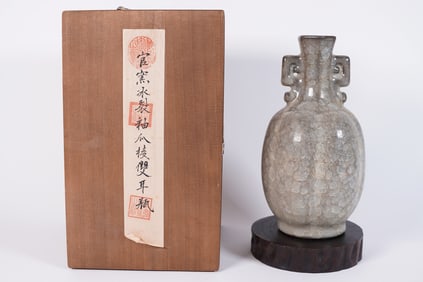 Chinese fine crackled vase with box