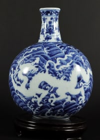 Chinese fine b/w vase
