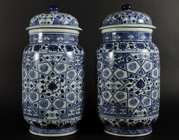 2 Chinese lidded vase