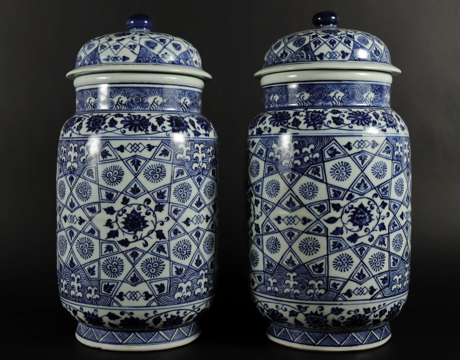 2 Chinese lidded vase (1 of 7)