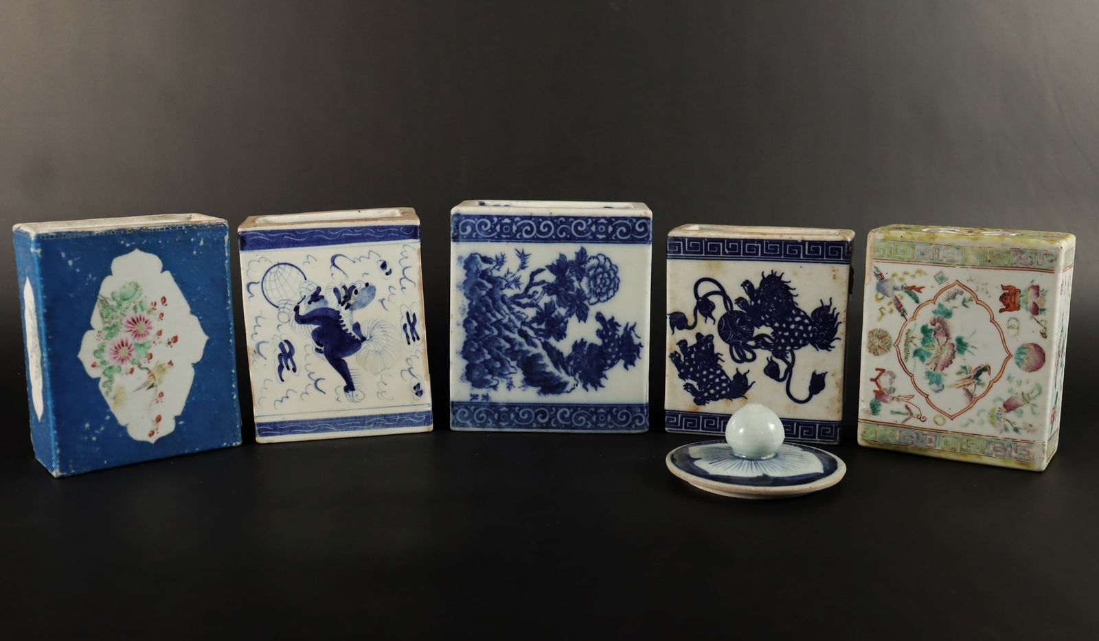 Lots Chinese antique porcelains: Lots Chinese antique porcelains, condition selling it as is, some has chipped. All sales are final. Largest H: 5.5" x W: 4.5."