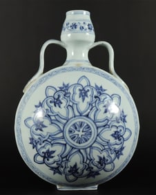 Chinese b/w flask vase