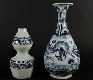 2 Chinese b/w vase