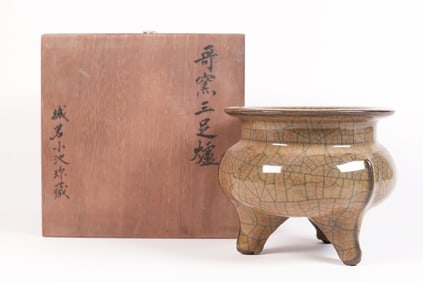 Chinese crackled censer with box