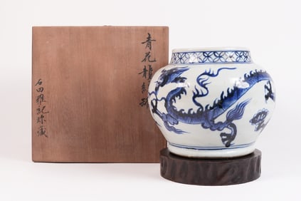 Chinese fine b/w dragon jar