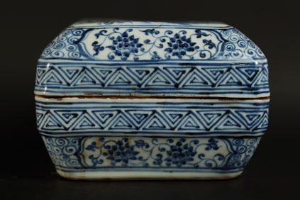 Chinese antique b/w lidded box
