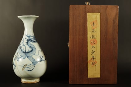 Chinese fine b/w dragon vase