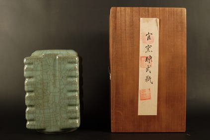 Chinese fine square vase with box