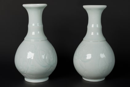 2 Chinese white vase
