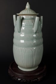 Chinese lidded fine vase