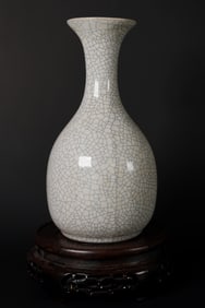 Chinese fine crackled vase