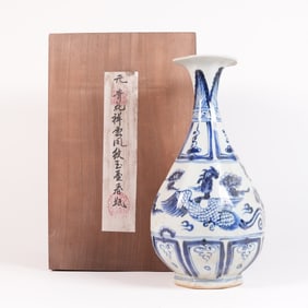 Chinese fine b/w vase with box