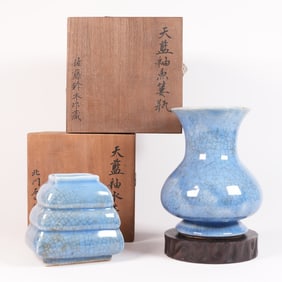2 Chinese porcelain vase with box