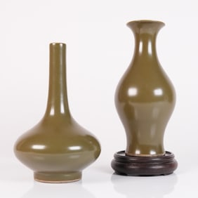 2 Chinese green vase