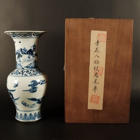 Chinese b/w vase with box
