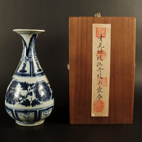 Chinese fine vase with box