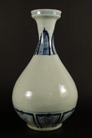 Chinese b/w crackled vase