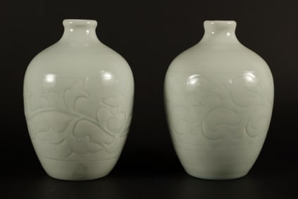 2 Chinese white vase