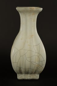 Chinese fine crackled vase